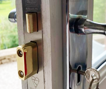 Anti snap lock fitted to a door