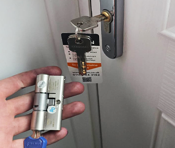 A Lock and Key expert replacing a damaged lock